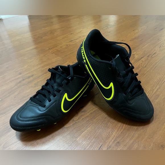 YOUTH BOYS NIKE TIEMPE CLEATS | Size: 5.5 Y - Picture 1 of 6